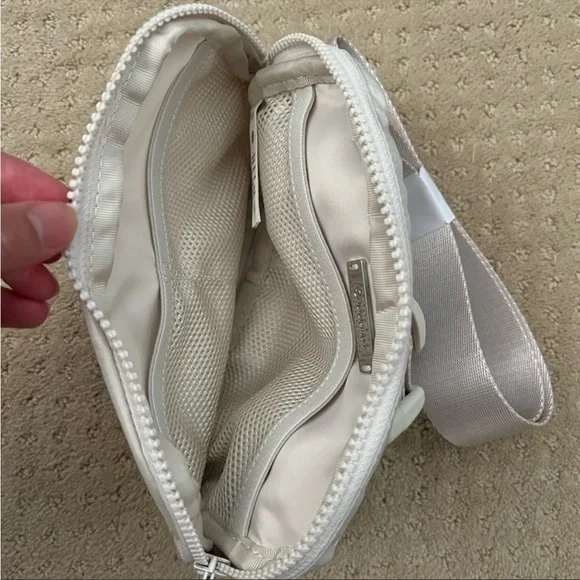 LULULEMON ✨ NwT ✨ White Opal Everywhere Belt Bag​​​​​​ - Picture 7 of 7